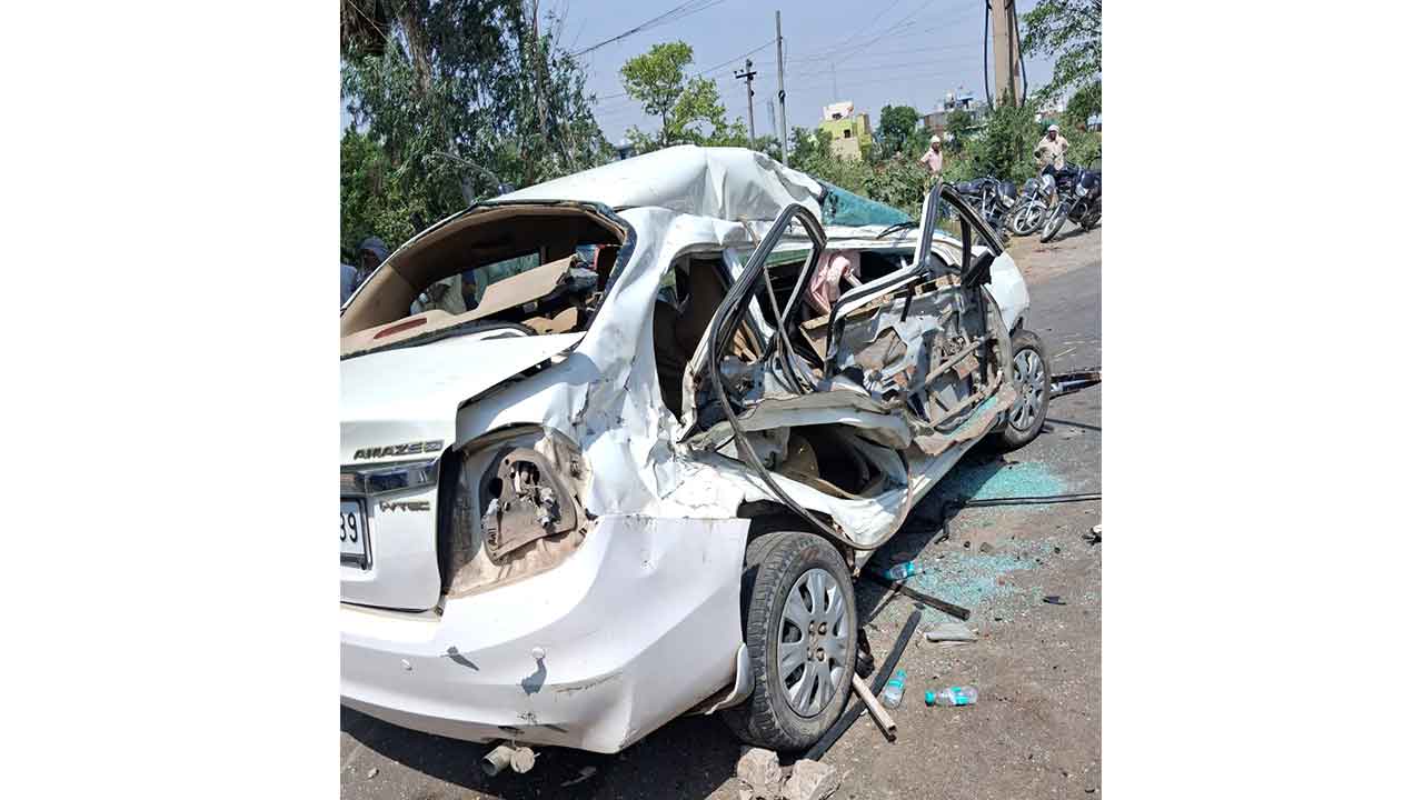 खानपुर कोलियां के नजदीक डिवाइडर से टकराई कार, दंपत्ति समेत तीन की मौत
