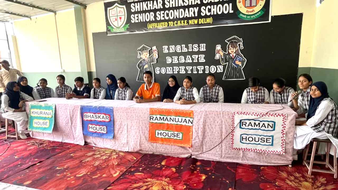 शिखर शिक्षा सदन सीनियर सेकेंडरी स्कूल, मीरापुर में इंटर हाउस अंग्रेज़ी वाद-विवाद प्रतियोगिता का सफल आयोजन