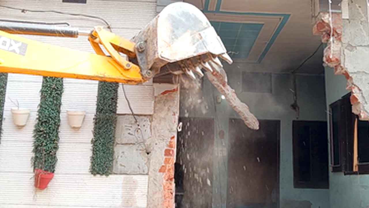 Punjab Bulldozer Action: मोगा पुलिस का सख्त एक्शन, तीन ड्रग तस्करों के अवैध निर्माण पर चला बुलडोजर