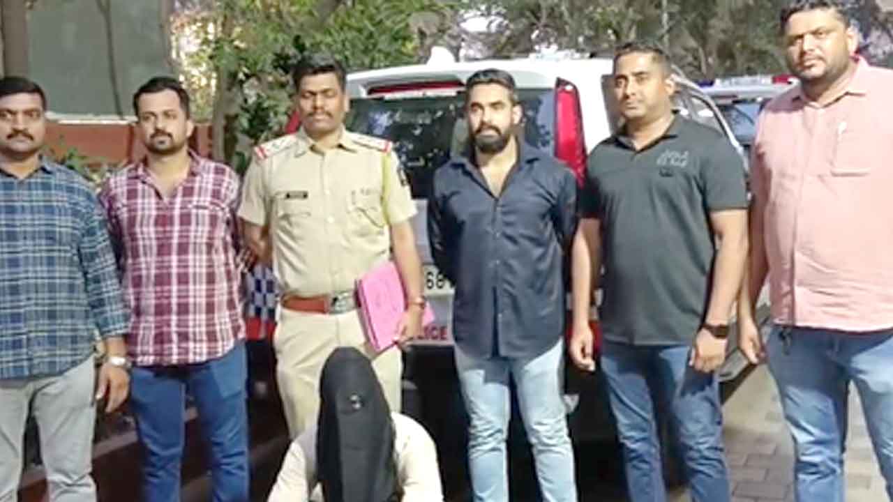 नकली “फोन पे” ट्रांजैक्शन दिखाकर दुकानदार से ठगी, मुंबई पुलिस ने दो आरोपियों को दबोचा