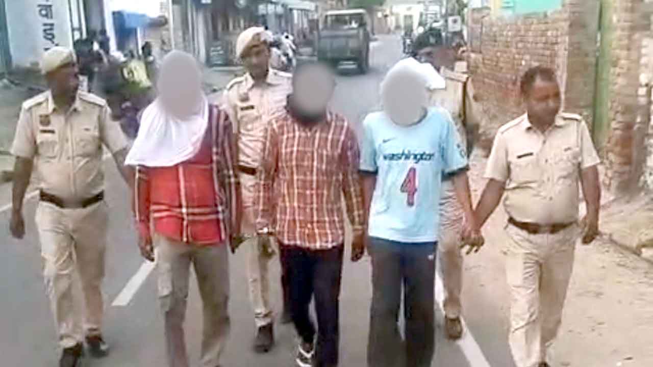 गांव ढूकड़ा लूटकांड में तीन युवक गिरफ्तार, पुलिस ने लूट के आरोपियों की निकाली परेड