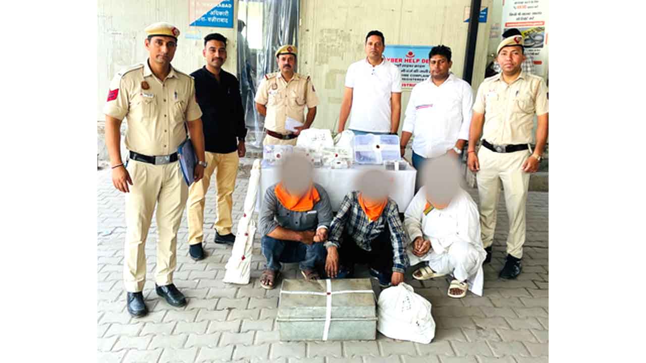 Delhi Police: दिल्ली पुलिस ने अवैध हथियारों का बड़ा नेटवर्क पकड़ा, 3 आरोपी गिरफ्तार