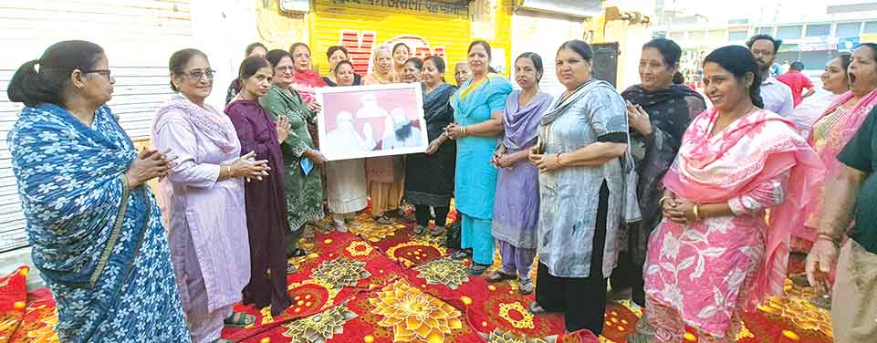 Sirsa News: एमसी मार्केट में नई दुकान लेने की खुशी नामचर्चा आयोजित कर मनाई