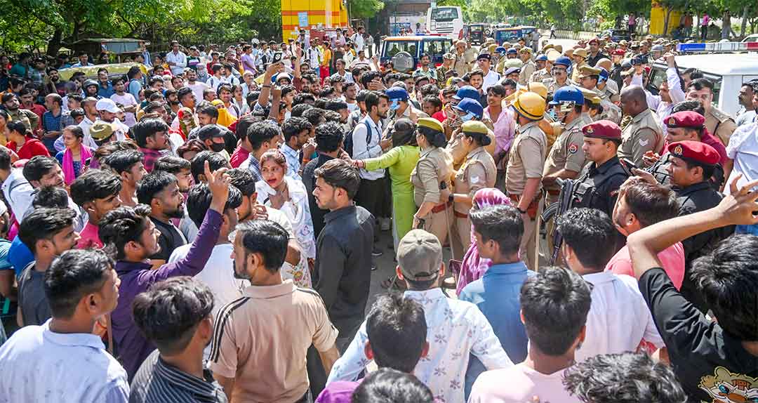 Noida Violence Updates: नोएडा हिंसा के बाद पुलिस का एक्शन, भ्रामक पोस्ट करने वाले 6 के खिलाफ 3 FIR