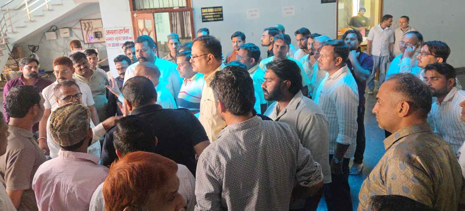 कैराना में अतिक्रमण पर नगरपालिका में जमकर हंगामा, बाद में बनी सहमति