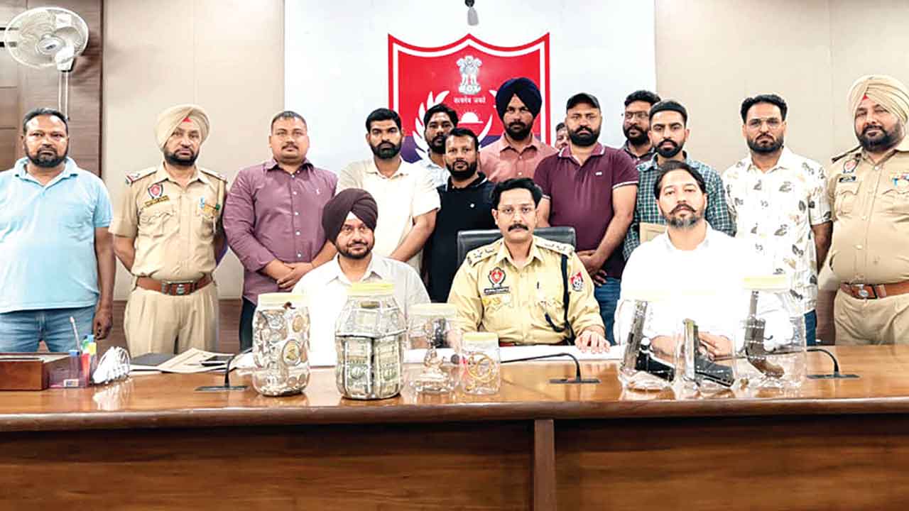 लूटपाट गिरोह के 3 सदस्य हथियारों सहित गिरफ्तार