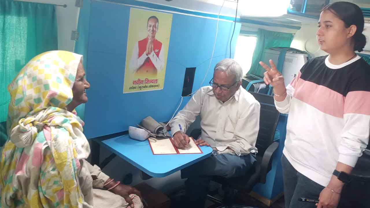 नवीन जिंदल फाउंडेशन की टीम ने गुमथलागढू में फ्री हेल्थ कैंप लगाकर जांचा 42 लोगों का स्वास्थ्य