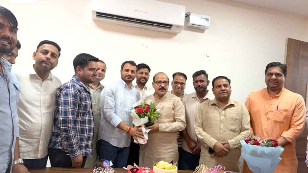 भाजपा कार्यकर्ताओं ने भाजयुमो जिला अध्यक्ष निश्चल चौधरी का जन्मदिन मनाया