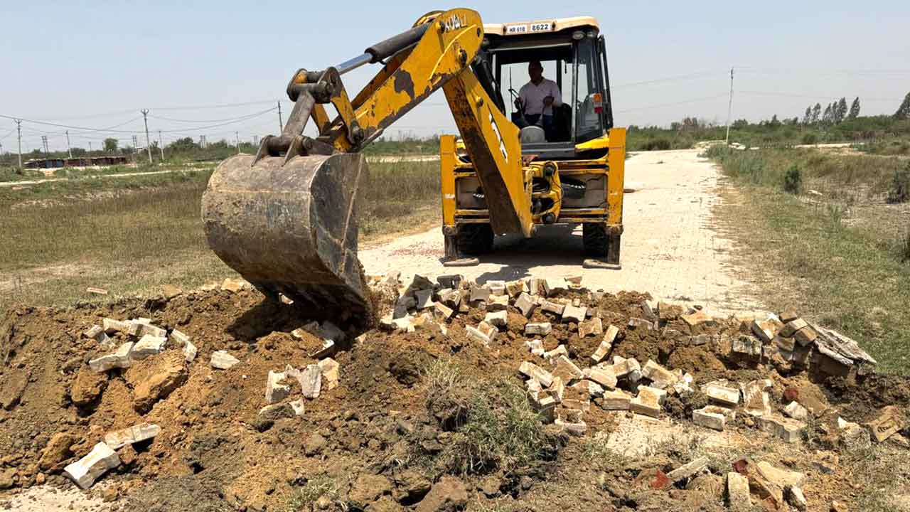 Bulldozer Action: अवैध कालोनियों में चला प्रशासन का पीला पंजा, भारी पुलिस बल रहा तैनात