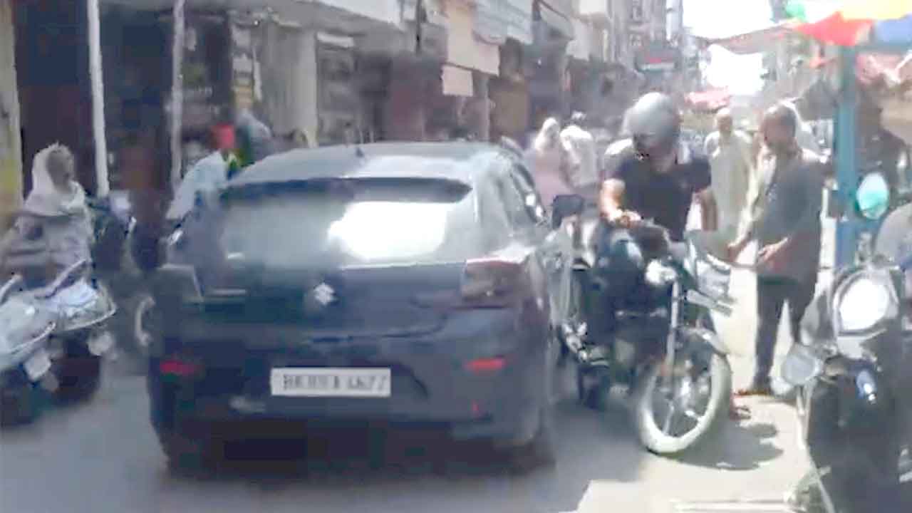 तेज रफ्तार कार ने मचाया तांडव, एक दर्जन बाइकों को मारी टक्कर