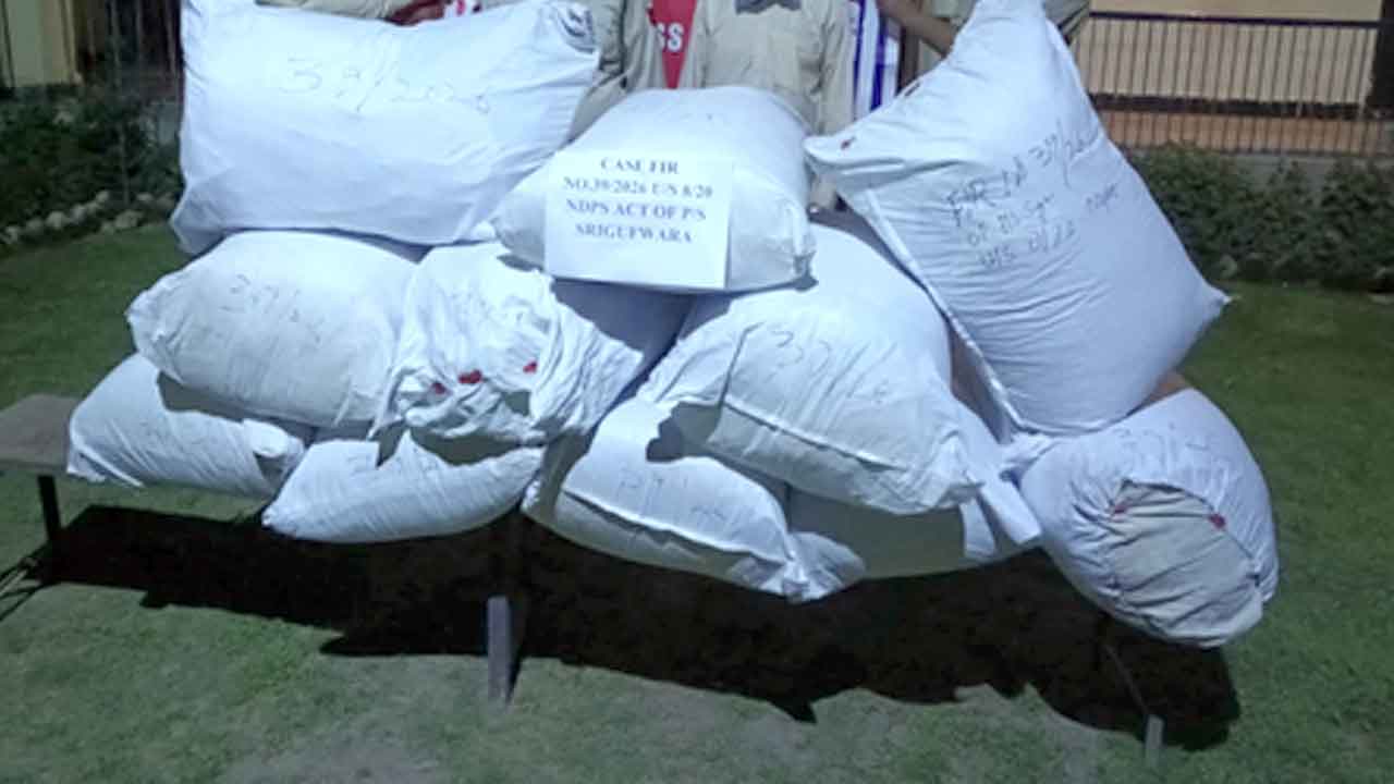 अनंतनाग में ड्रग्स रैकेट का भंडाफोड़, भारी मात्रा में नशीला पदार्थ बरामद, 4 तस्कर गिरफ्तार
