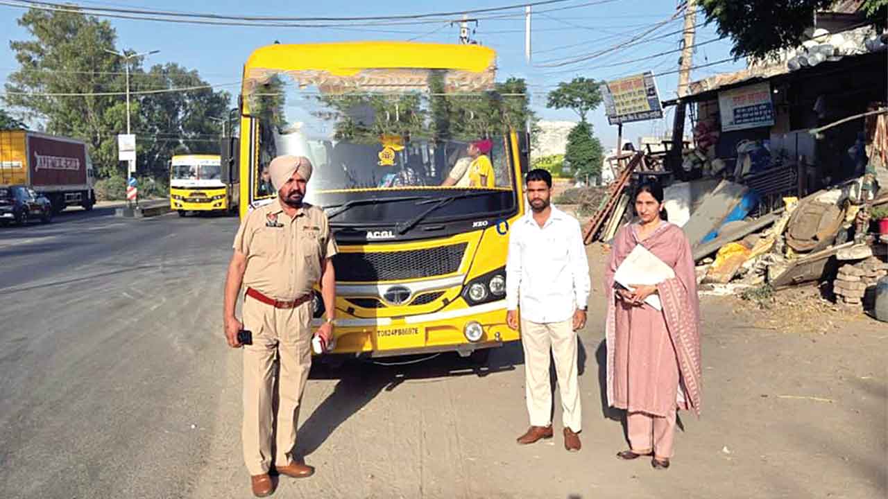 सुनाम में जिला टास्क फोर्स ने की विशेष चेकिंग, 10 स्कूल बसों के काटे चालान