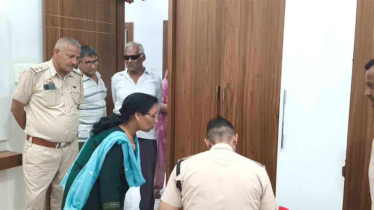 Theft News: घर का ताला तोडकर चोरों ने लाखों की कीमत के आभूषण व नगदी पर किया हाथ साफ