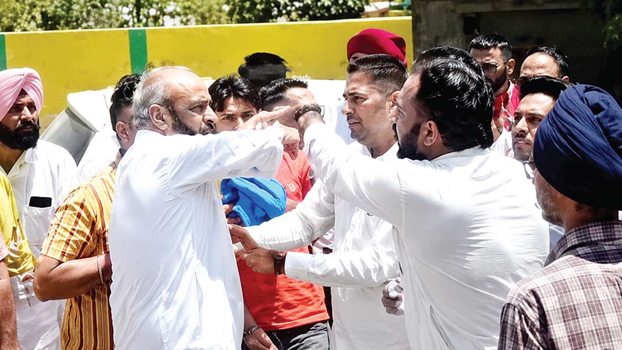 Election: मतदान के दौरान हंगामा, कई वार्डों में झड़पें और तनावपूर्ण माहौल