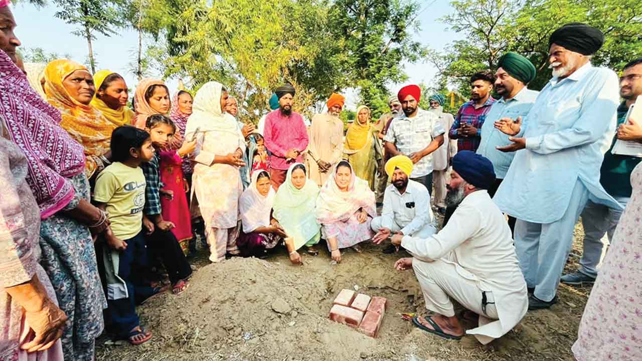 विधायक भराज ने गांव फतेहगढ़ छन्ना में आधुनिक लाइब्रेरी का नींव पत्थर रखा