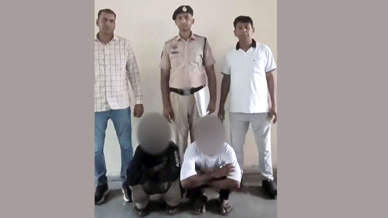 आभूषण व नकदी चोरी करने के मामले में दो गिरफ्तार