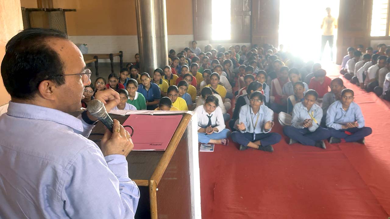 Career Seminar: परिवार व देश की तरक्की के लिए सही राह का चयन करे युवा: चेयरमैन डॉ. पवन कुमार शर्मा