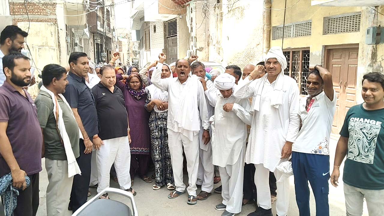दादरी गेट और ढ़ाणा रोड पर पानी का हाहाकार: नागरिकों ने विधायक आवास का किया घेराव