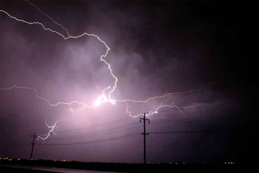 Lightning Strikes: बारिश-आंधी व आकाशीय बिजली का कहर, 4 परिवारों में मातम 