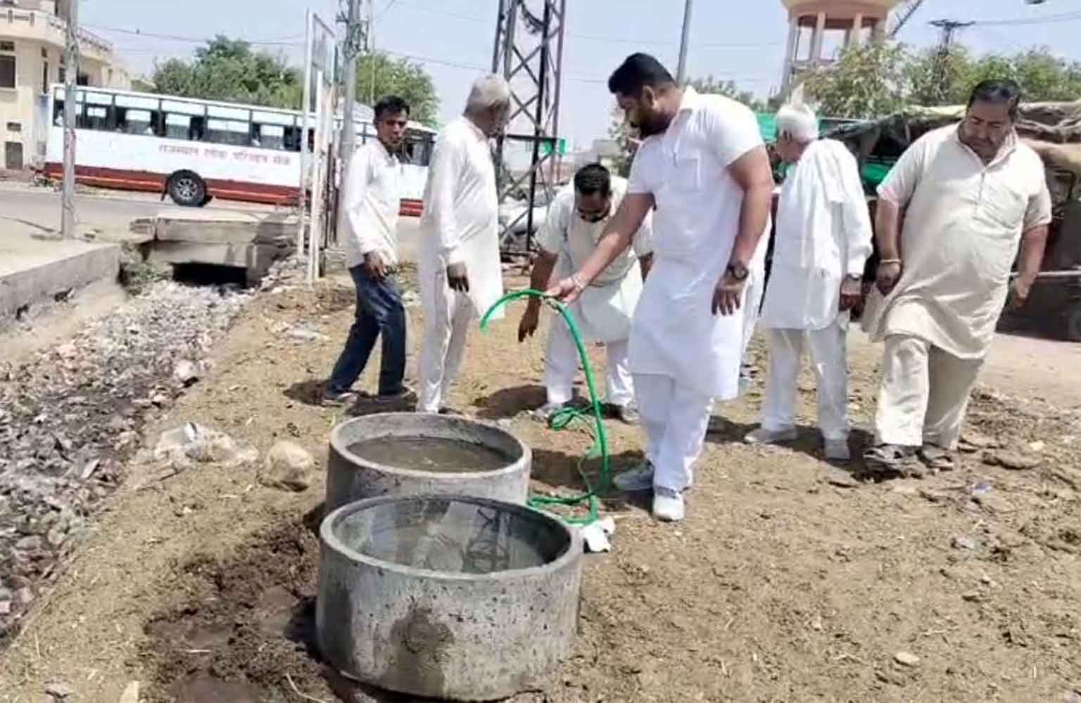चुंगी नंबर 8 पर रखवाई टंकी व मटके, परिंडे भी लगाए 