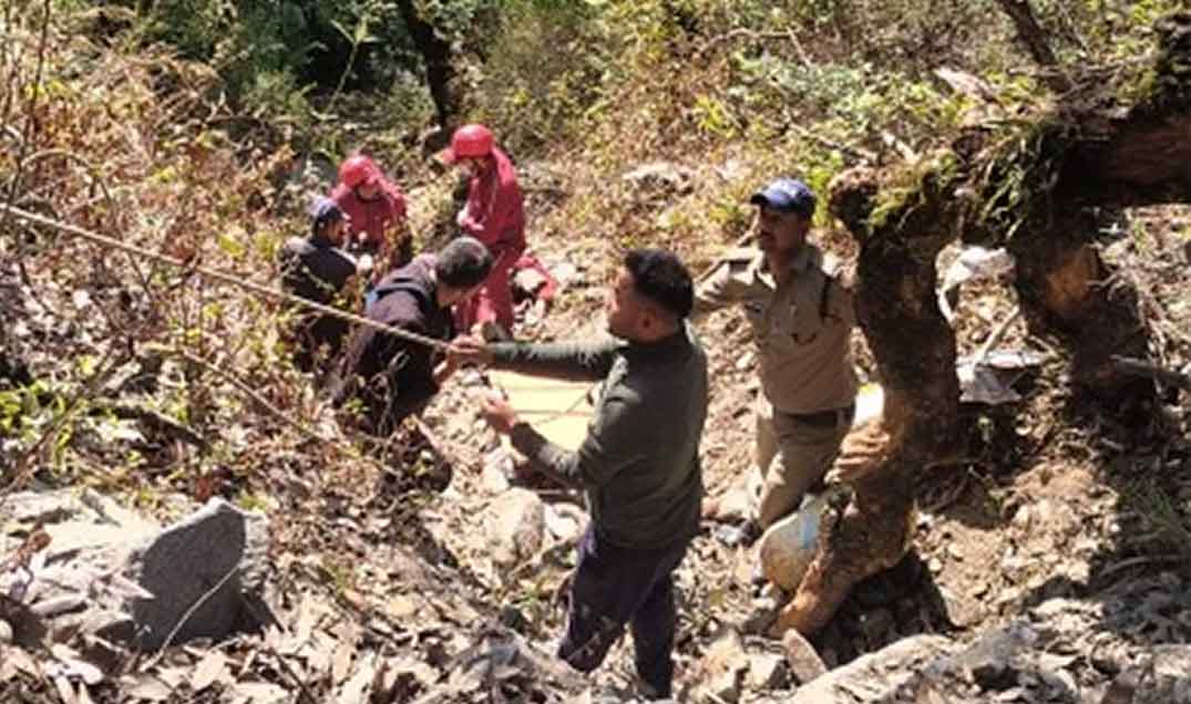 Chamoli Accident: 400 मीटर गहरी खाई में गिरी ईको वैन, एक ही परिवार के 3 लोगों की गई जान