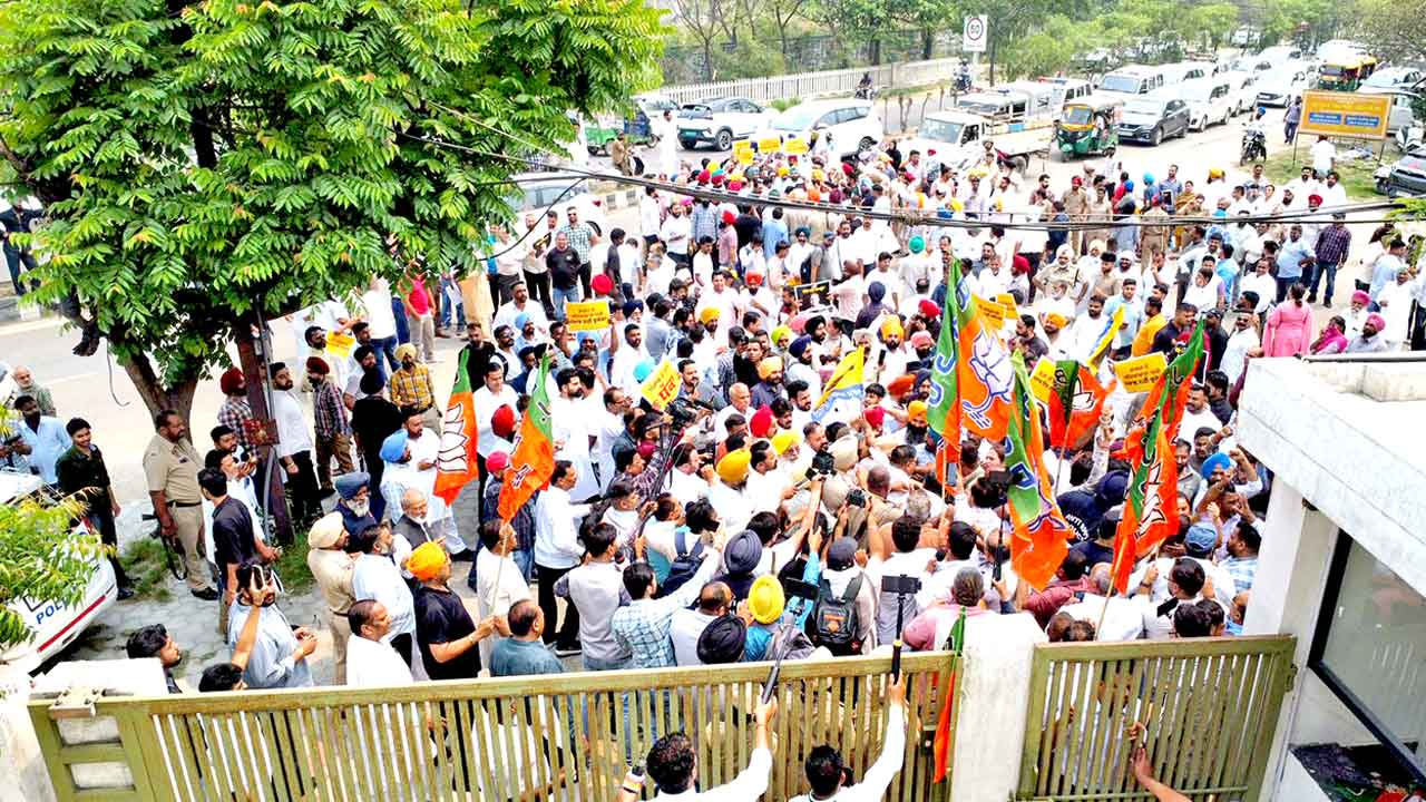 ‘आप’ द्वारा प्रदेशभर में रोष प्रदर्शन, कई स्थानों पर भाजपा-आप कार्यकर्ताओं में टकराव का माहौल