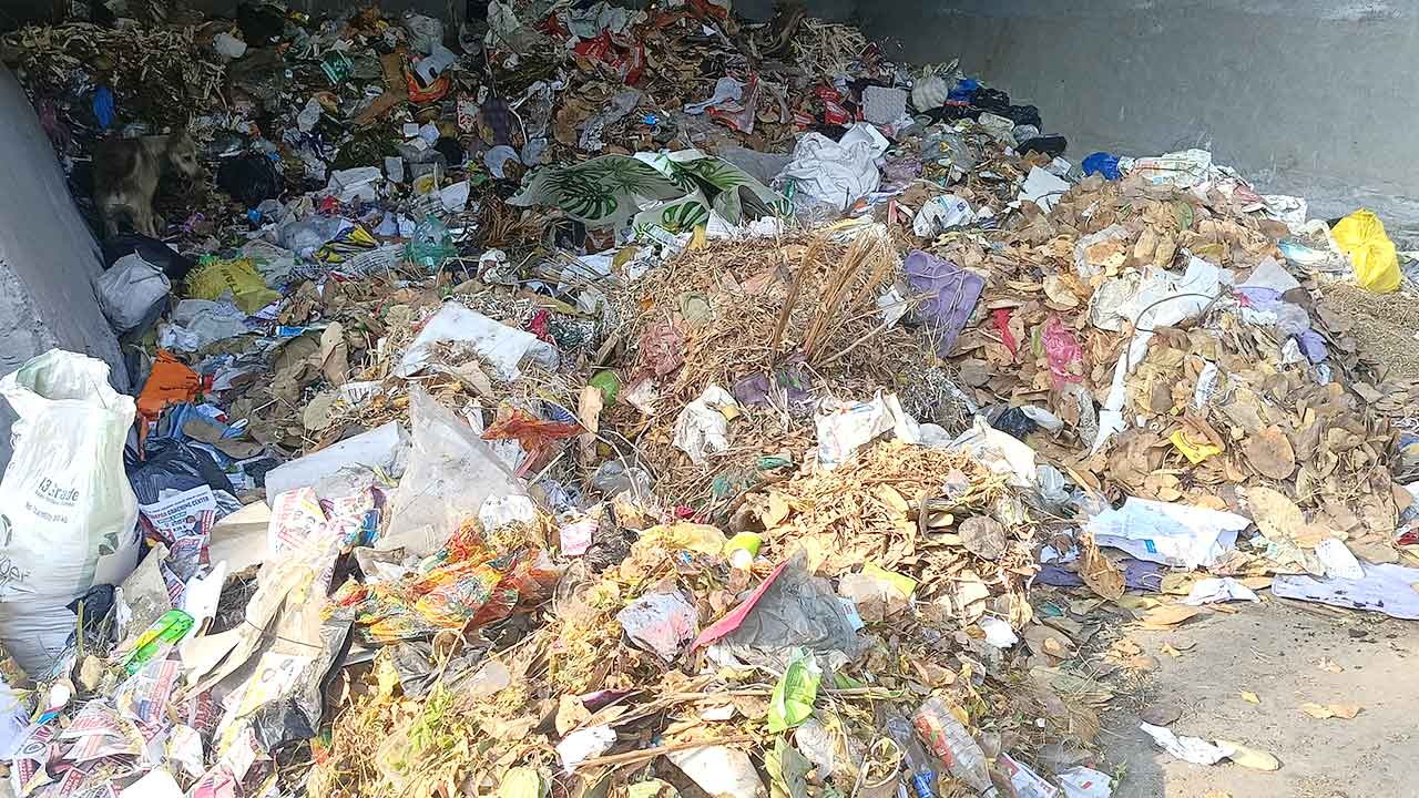 Safai Karamchari Strike: सफाई कर्मचारियों की हड़ताल जारी, जगह जगह लगे कूड़े के ढेर