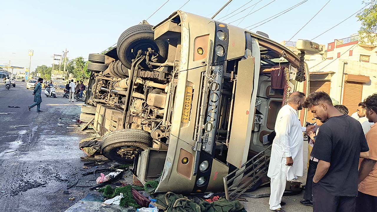 Bus Accident: बिजली के खंभे से टकराई अनियंत्रित बस, एक की मौत, 11 गंभीर घायल