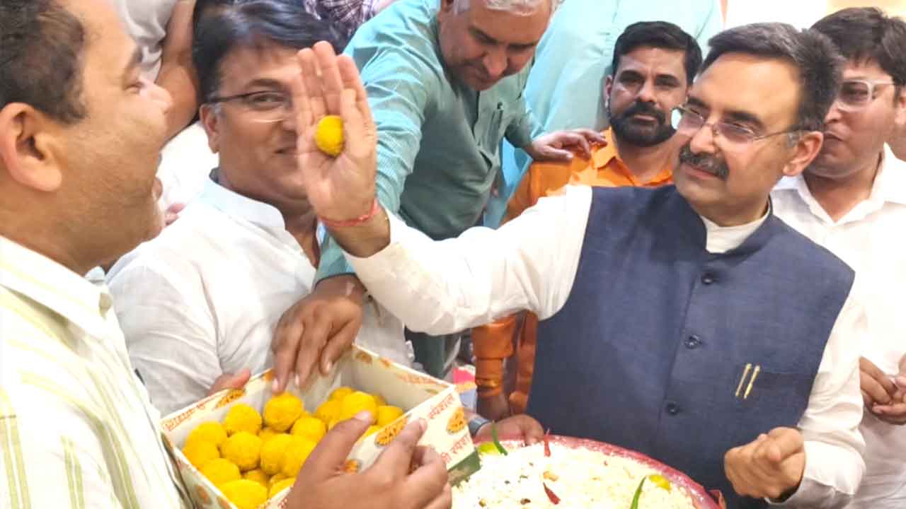 स्पीकर हरविंद्र कल्याण ने घरौंडा रेलवे स्टेशन पर यात्रियों को स्वयं अपने हाथों से जल पिलाकर की सेवा