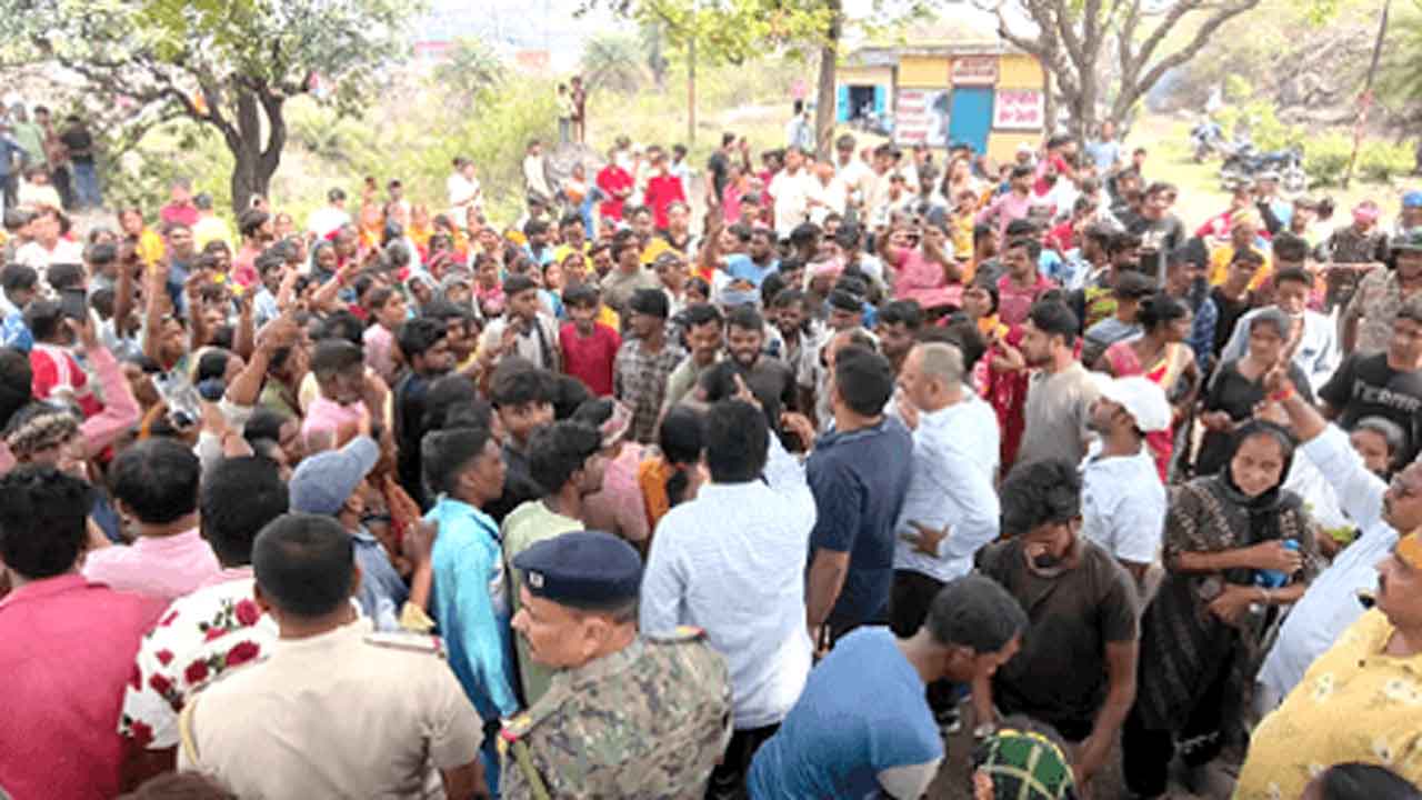 कोयला मजदूर की हत्या के बाद बवाल, ग्रामीणों ने की पुलिस से धक्का-मुक्की
