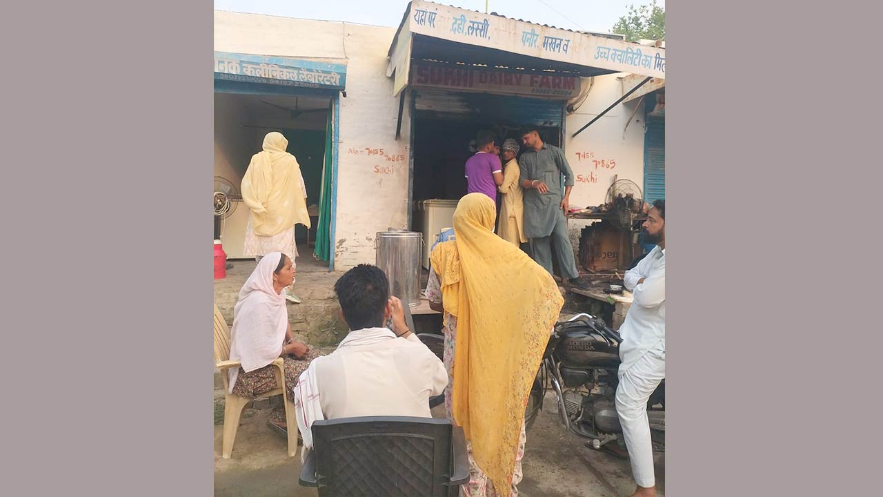 उधार न देने पर डेयरी-बेकरी की दुकान में लगाई आग, 4 लाख का सामान जला, सीसीटीवी में कैद हुआ आरोपी