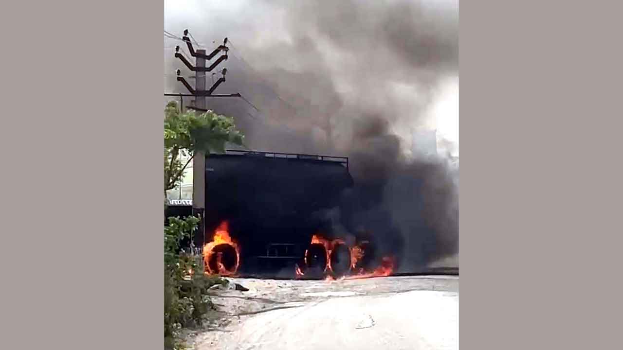 Truck Fire: चलते सीएनजी ट्रक में लगी भीषण आग, ड्राइवर ने कूदकर बचाई जान