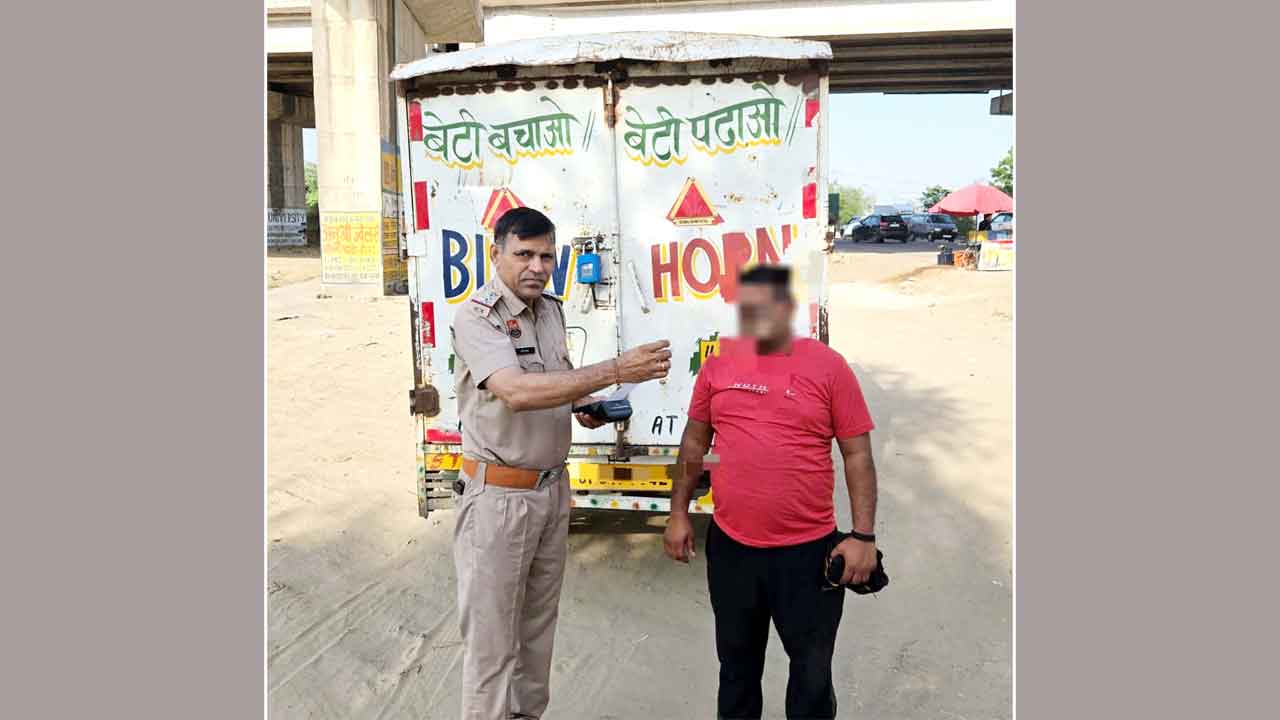चालान के ढाई लाख रुपये नहीं भर रहा था पिकअप चालक, गाड़ी जब्त