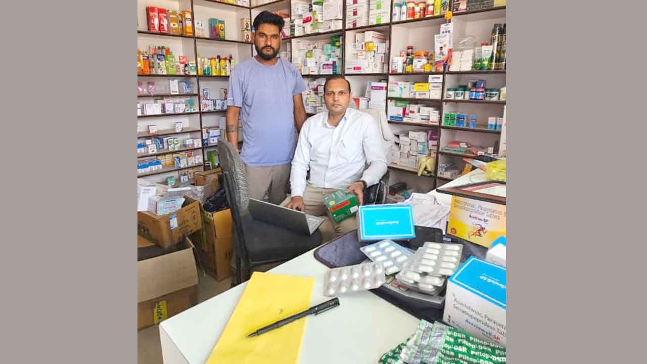हांसी में ड्रग कंट्रोल अधिकारी की छापेमारी, तीन मेडिकल स्टोर जांचे—एक को नोटिस