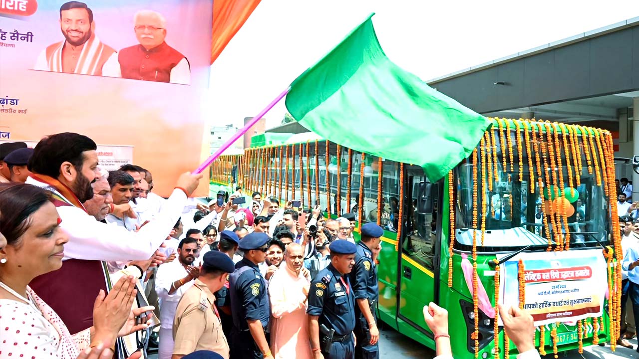 Haryana Electric Buses: सीएम ने 80 नई इलेक्ट्रिक सिटी बसों को हरी झंडी दिखाकर रवाना किया, अब इलेक्ट्रिक बसों में भी चलेगा बस पास