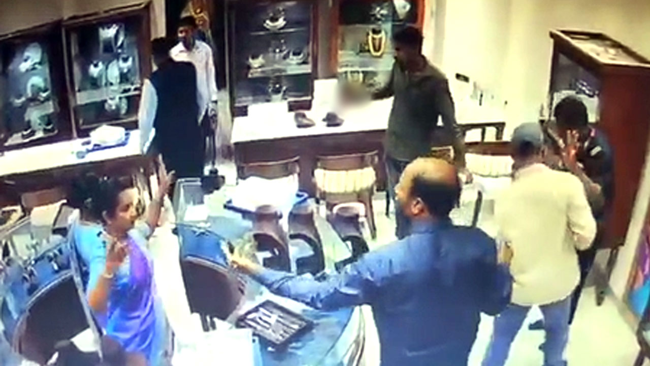 करीमनगर ज्वेलरी शॉप लूट मामले में पुलिस की बड़ी कार्रवाई, तीन आरोपी दबोचे