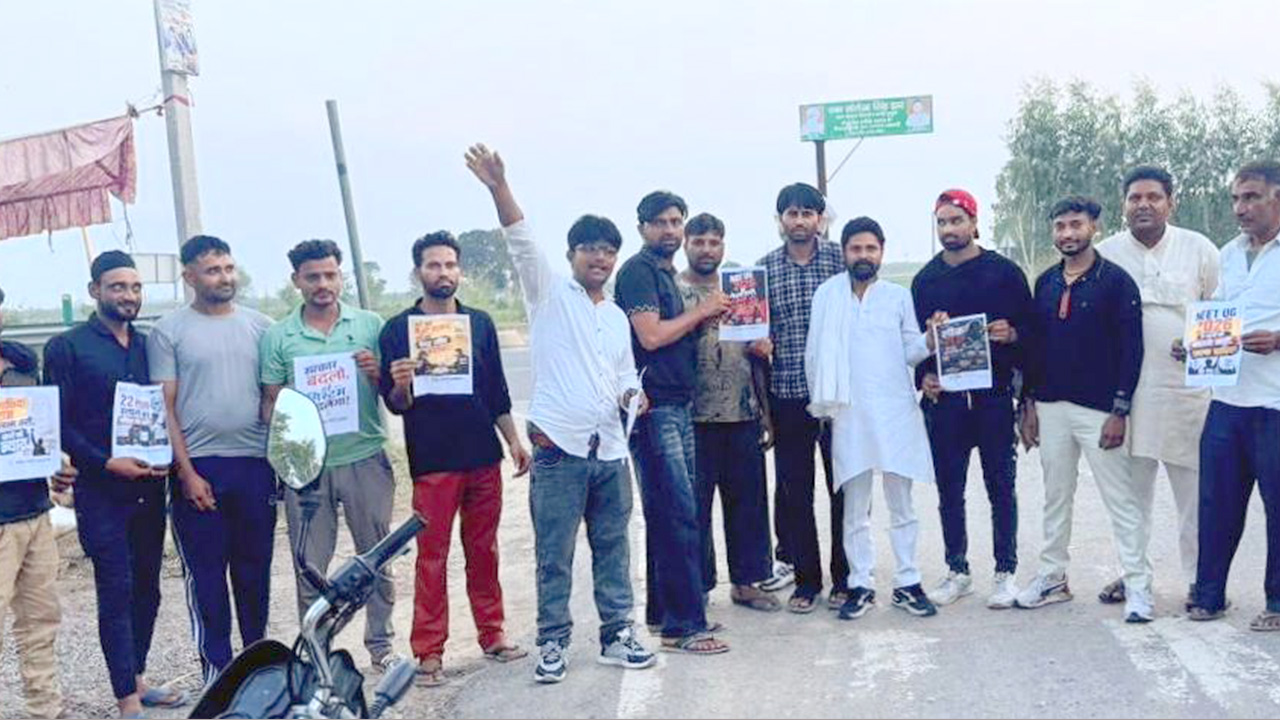 नीट परीक्षा पेपर लीक मामला: कांग्रेस कार्यकर्ताओं का जोरदार प्रदर्शन, नारेबाजी