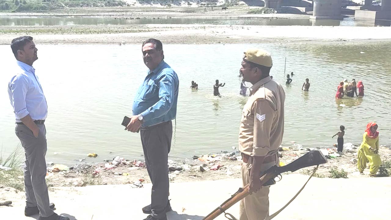 ज्येष्ठ अमावस्या पर यमुना स्नान को उमड़े श्रद्धालु, एसडीएम ने परखी व्यवस्था