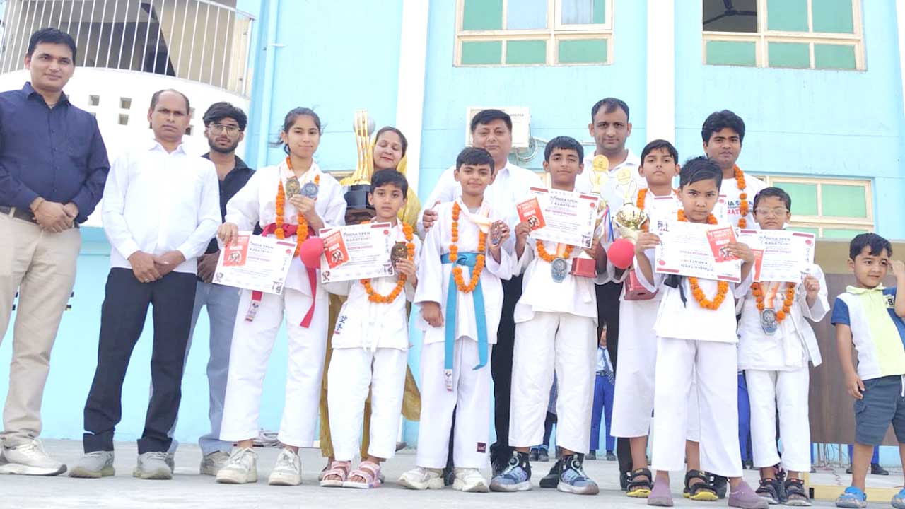 एकेडमी पहुंचने पर कराटे टीम का पुष्प-मालाएं पहनाकर भव्य स्वागत