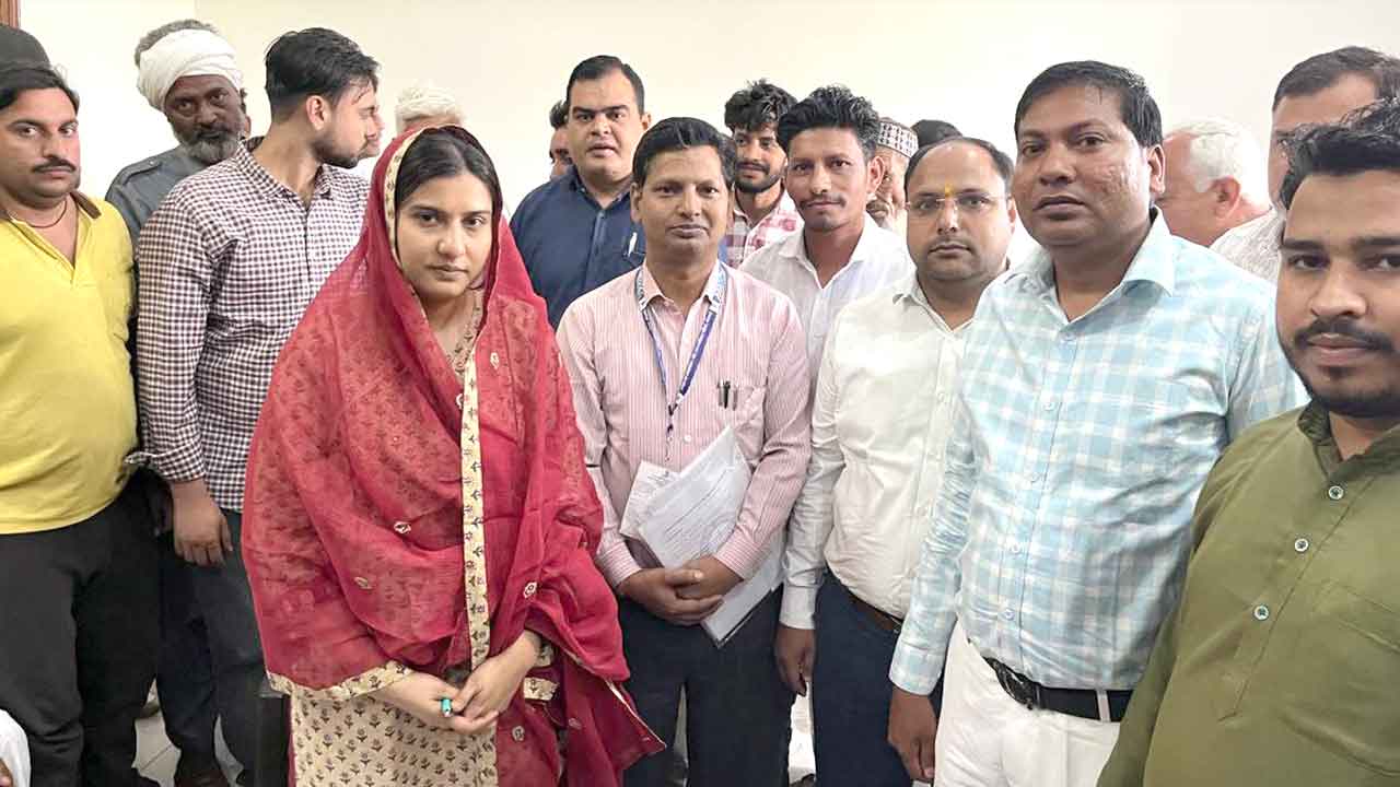 स्व-गणना हेतु सांसद व विधायक के आवास पर पहुंची टीम