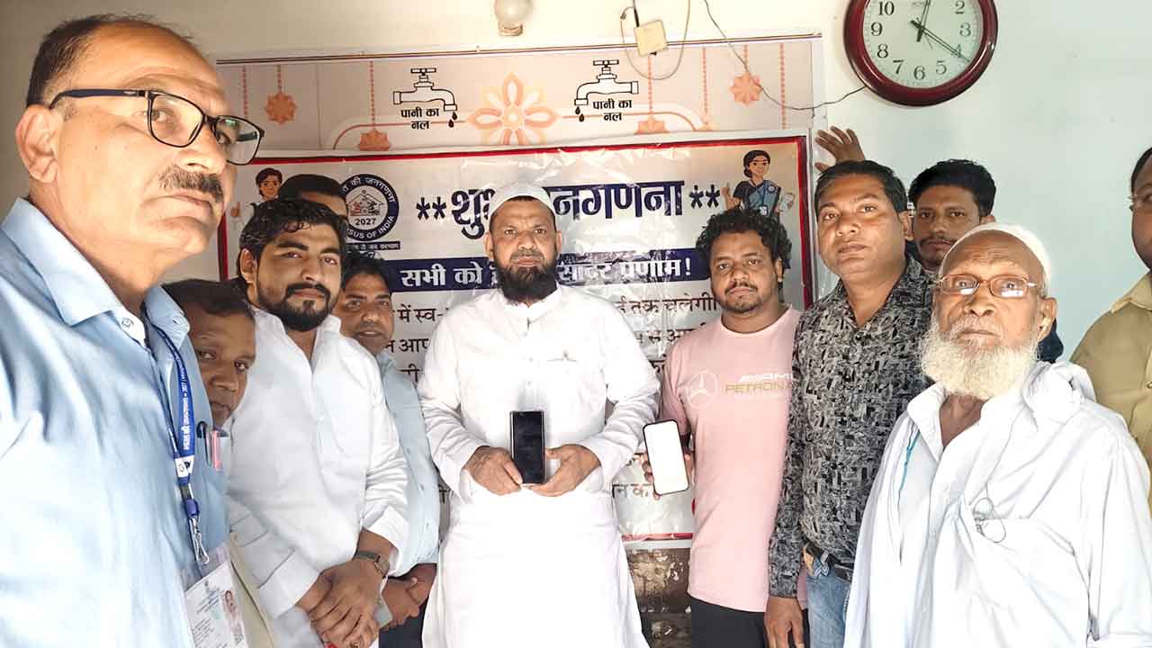 स्व-गणना हेतु नपा अध्यक्ष शमशाद अहमद के आवास पर पहुंची टीम