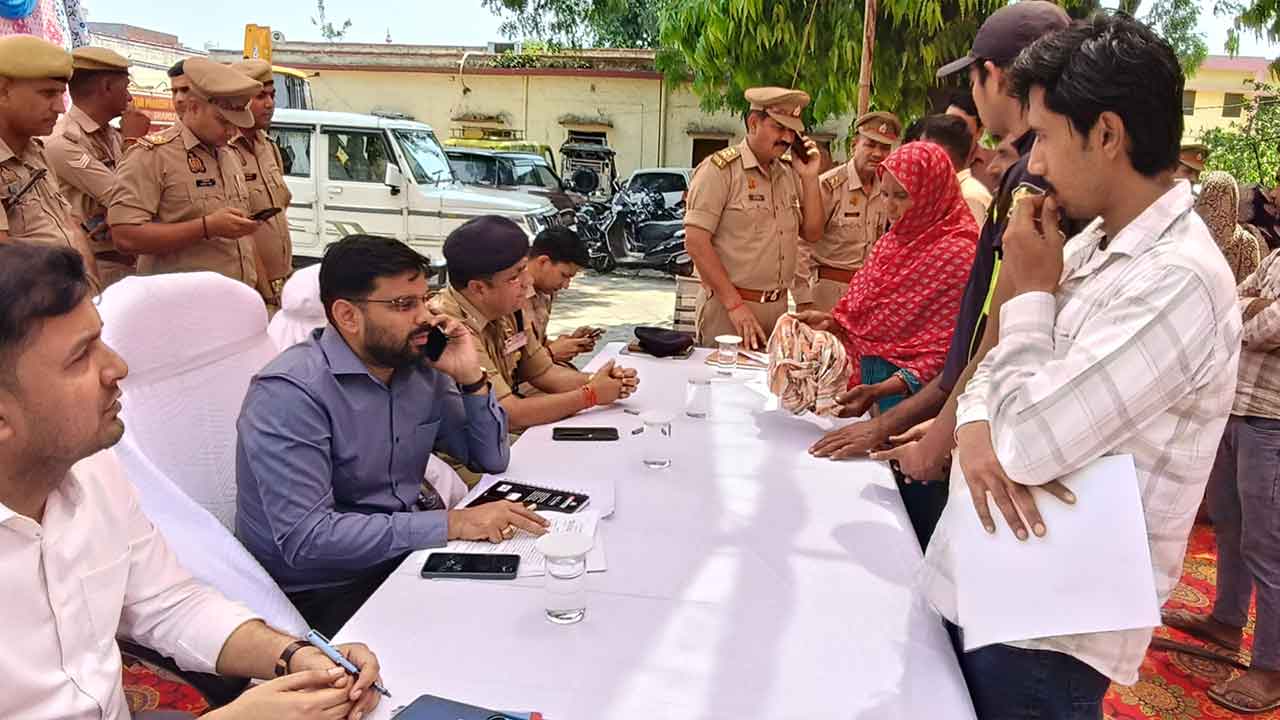 थाना समाधान दिवस में डीएम-एसपी ने सुनी जनसमस्याएं