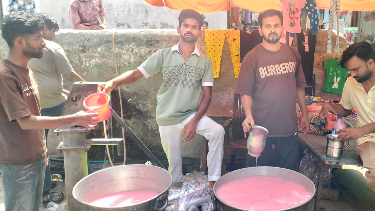 भीषण गर्मी में राहगीरों को ठंडा शरबत पिलाकर बुझाई प्यास