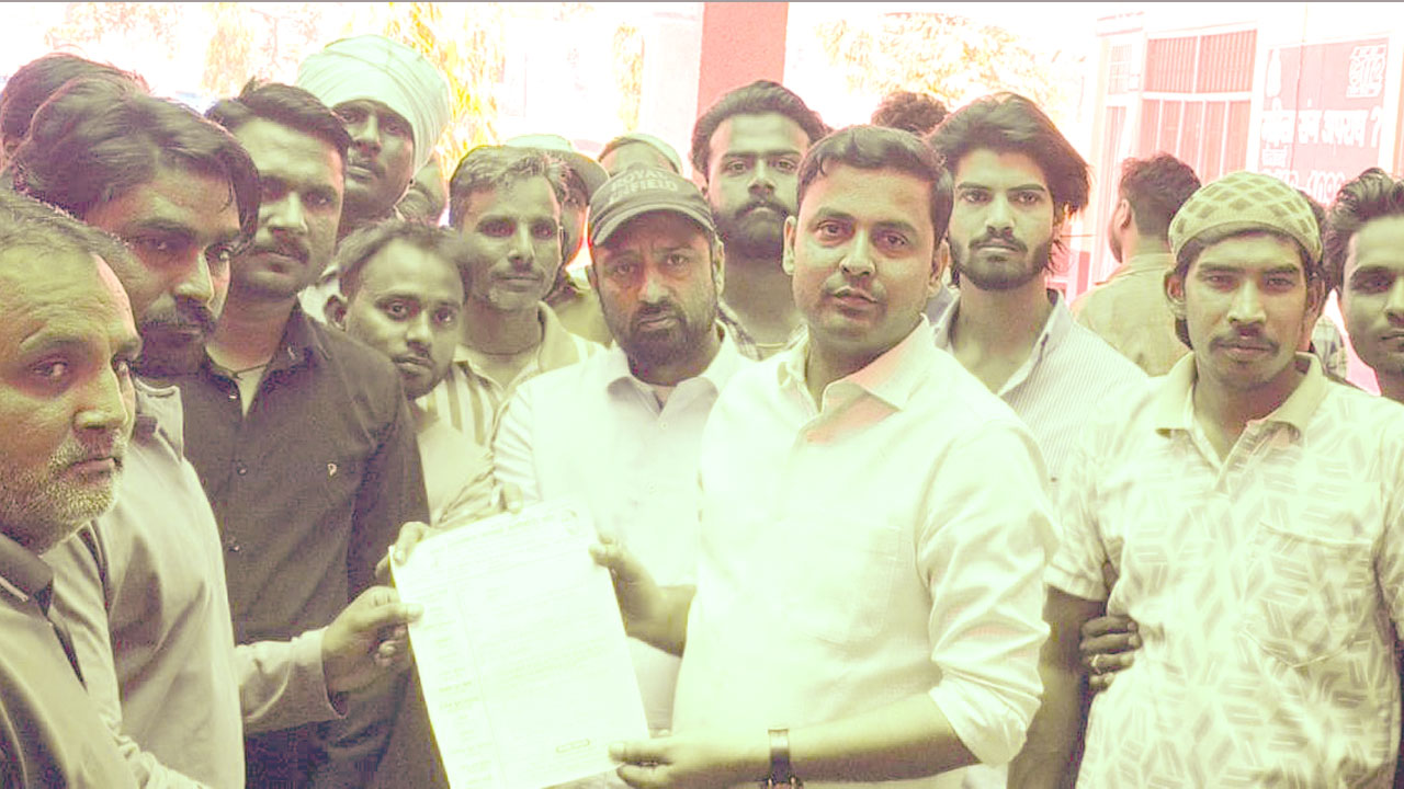 सफाईकर्मियों ने विभिन्न मांगों को लेकर एसडीएम को सौंपा ज्ञापन
