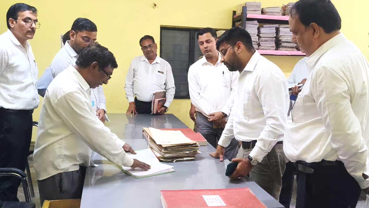 डीएम आलोक यादव ने किया तहसील व नगरपालिका का निरीक्षण