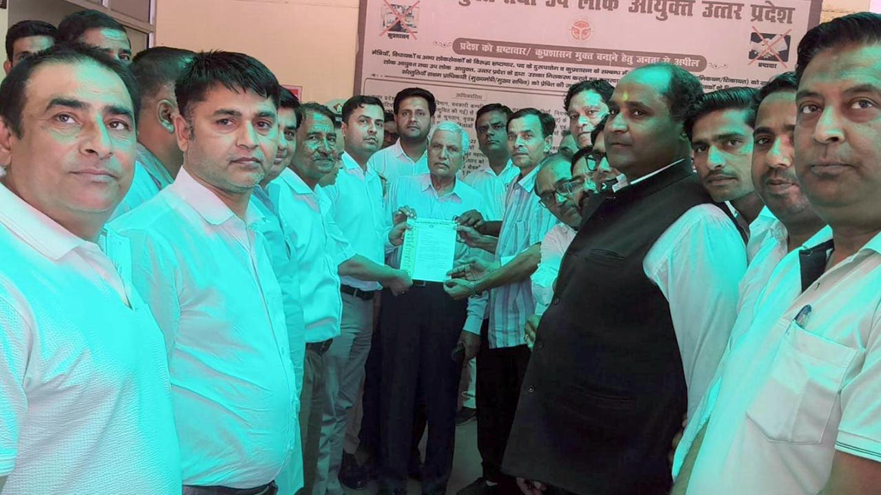 कैराना में वकीलों ने लगाए यूपी पुलिस मुर्दाबाद के नारे, सौंपा ज्ञापन