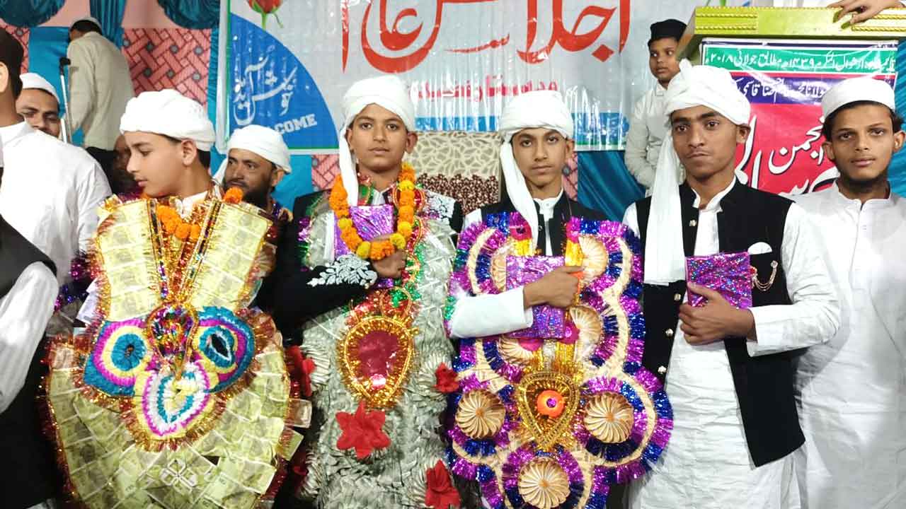 शैक्षिक कार्यक्रम में छात्रों की दस्तारबंदी, छात्राओं की हौसला अफ़ज़ाई