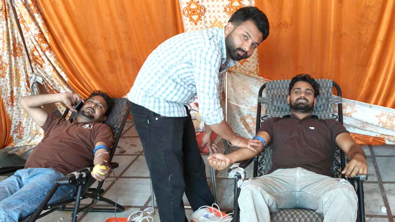 कण्डेला में स्वैच्छिक रक्तदान शिविर आयोजित, युवाओं ने उत्साह से लिया भाग