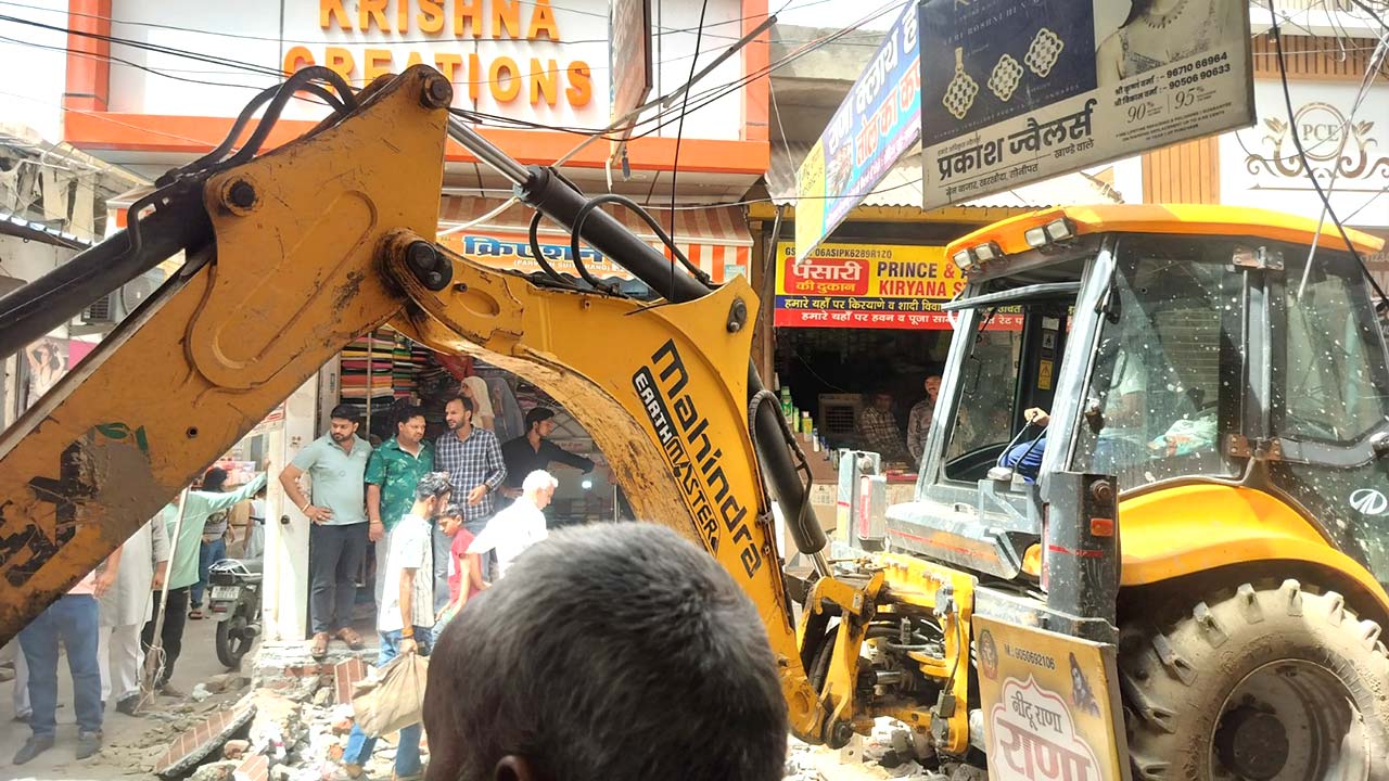मुख्य बाजार में अतिक्रमण हटाने पहुंची नगर पालिका टीम, दुकानदारों ने किया विरोध