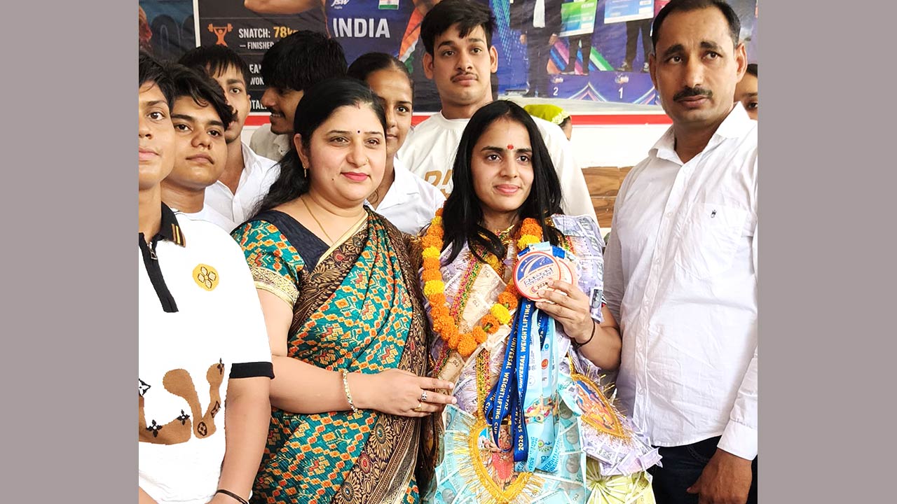 एशियाई भारोत्तोलन चैंपियनशिप: कल्पना स्कूल की कोमल ने जीता कांस्य पदक 
